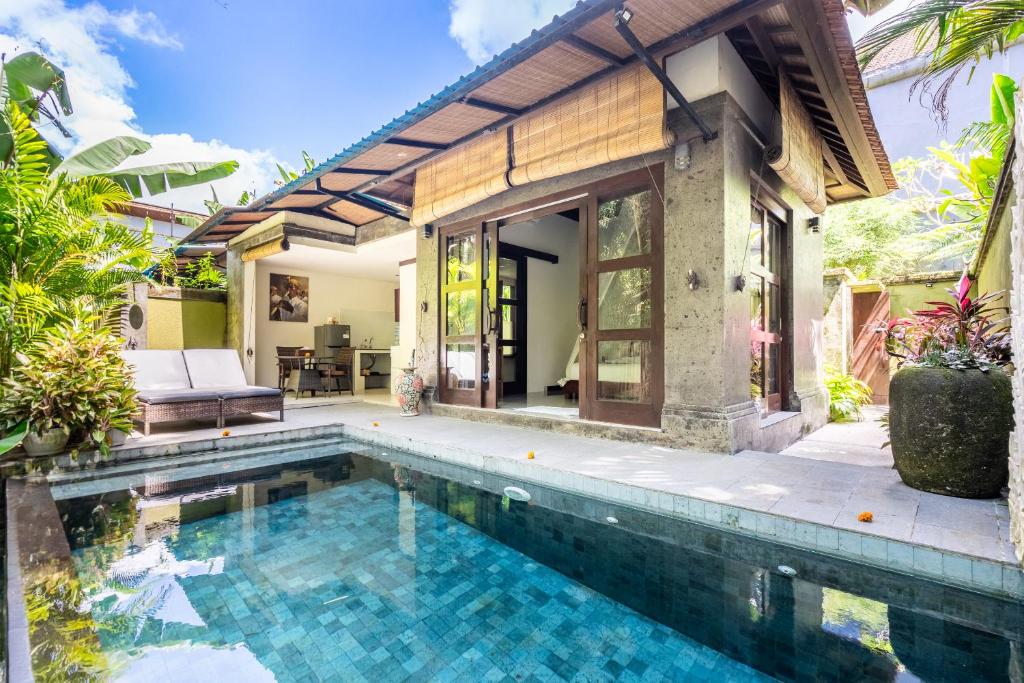 Piscina de la sau aproape de villa restu 1