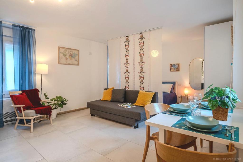 a living room with a couch and a table at Case Ospitali - Casa Amiga, monolocale con stile e calore a Cernusco x3 in Cernusco sul Naviglio