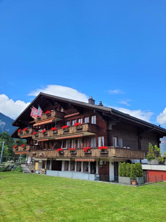 ein großes Gebäude mit Balkonen an der Seite in der Unterkunft Chaletwohnung Thilo in Lenk im Simmental