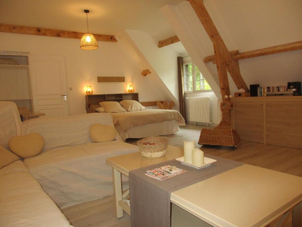 特雷利萨克Suite Maraval Chez L'habitant的带床和沙发的客厅