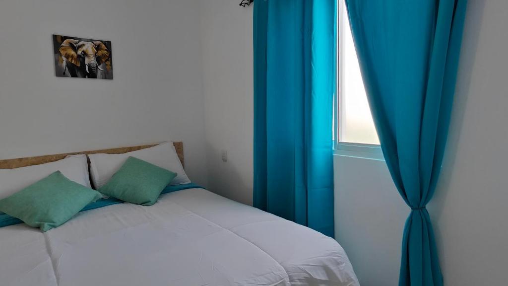 Ένα ή περισσότερα κρεβάτια σε δωμάτιο στο Azure Breeze Hotel