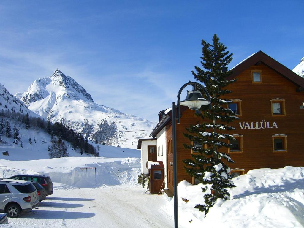 ガルチュールにあるPension Vallülaの雪山の中の建物