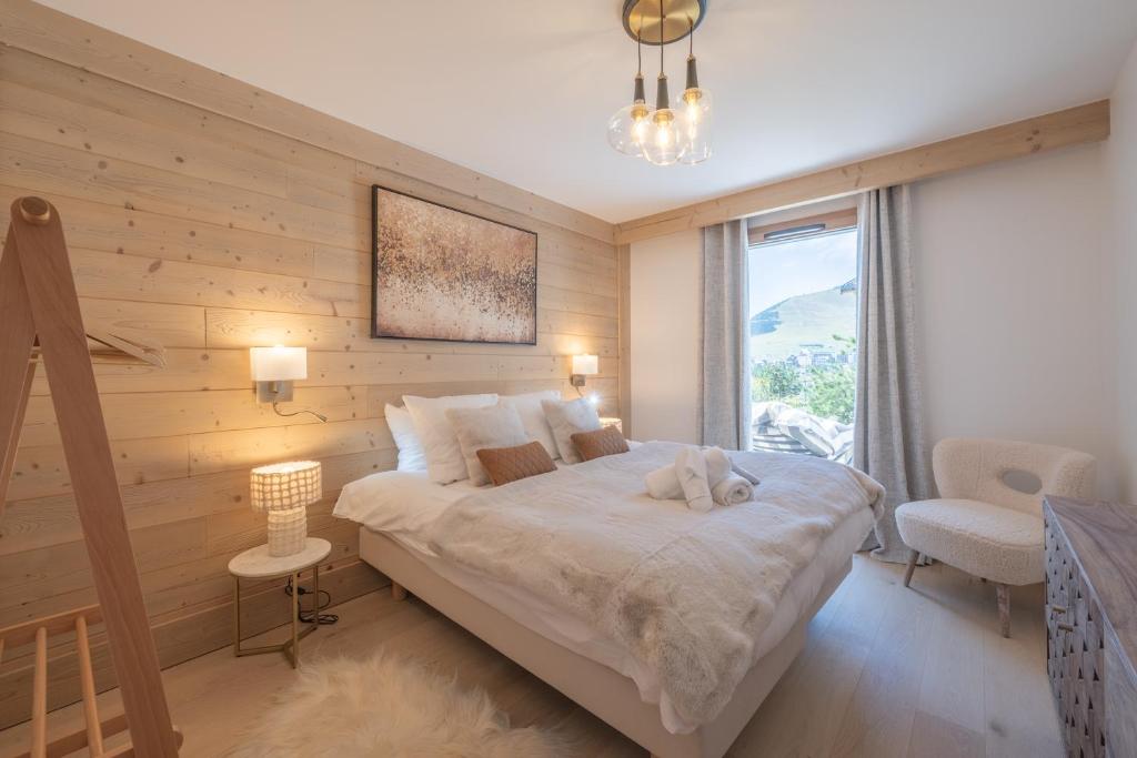 Postel nebo postele na pokoji v ubytování Alpe d'Huez Houses - Chez Côme, Nid douillet dans résidence Spa 5 étoiles, skis au pied, avec vue et jardin