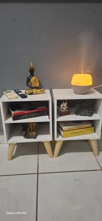 ein weißer Tisch mit einer gelben Lampe darauf in der Unterkunft Studio 42 próximo a UFT e Praias in Palmas