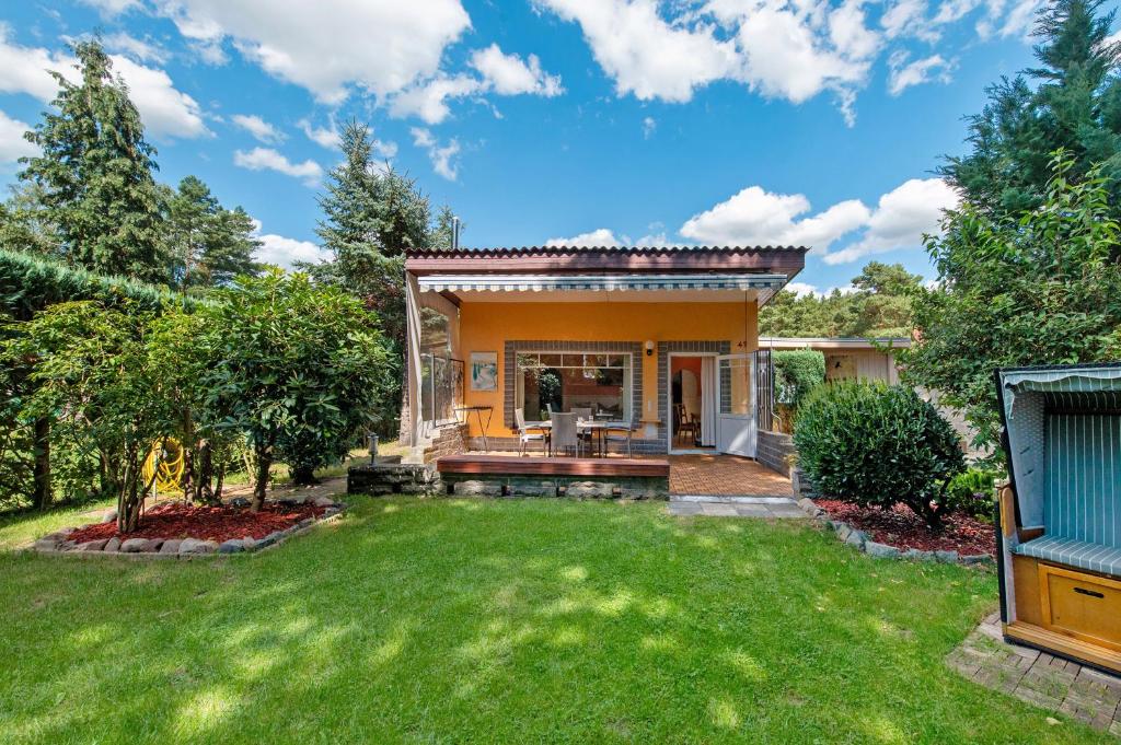 a house with a yard with grass and trees at Ferienhaus am Rande der Lewitz in Garwitz
