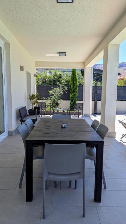 une table de salle à manger et des chaises dans une pièce dans l'établissement Villa Milicia, à Altavilla Milicia
