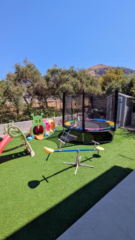 une aire de jeux avec des équipements de jeu sur l'herbe dans l'établissement Villa Milicia, à Altavilla Milicia 59 autres photos