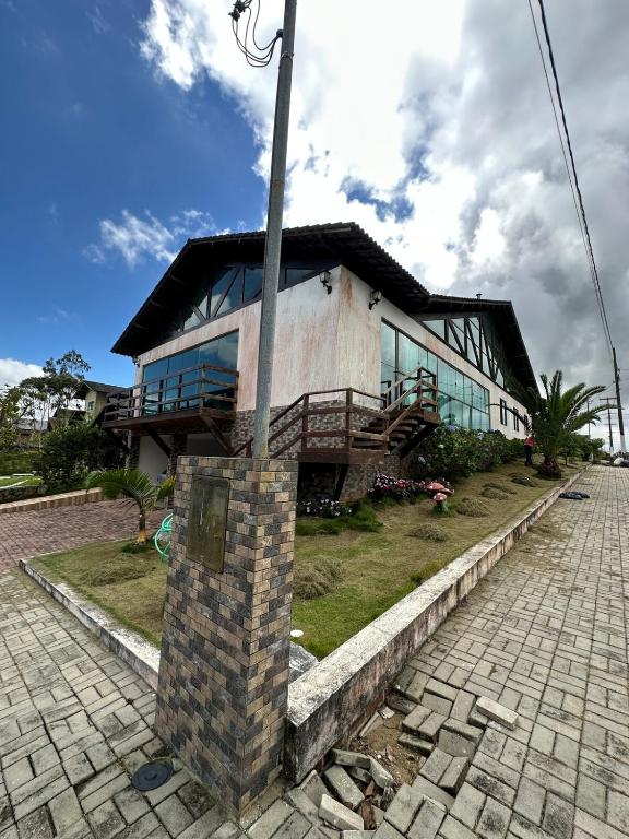 ein Haus mit einem Pfosten davor in der Unterkunft Casa para alugar em Bananeiras in Bananeiras