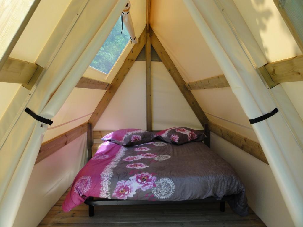 Postel nebo postele na pokoji v ubytování Camping La Ferme de Castellane