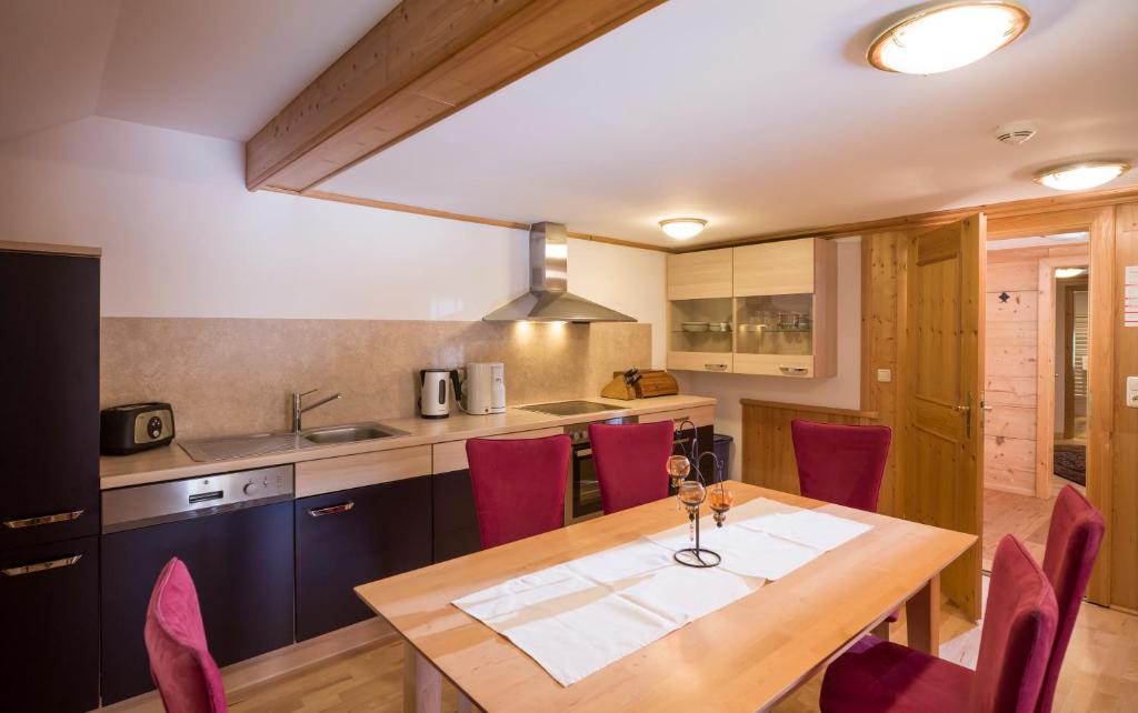Kuchyň nebo kuchyňský kout v ubytování Ferienwohnungen-Gästehaus Altginzling