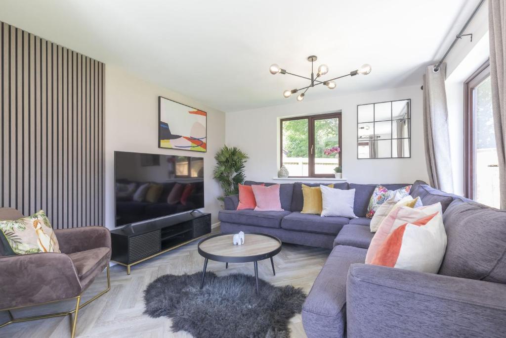 Posezení v ubytování Stunning Five Bed Detached Home with Hot Tub