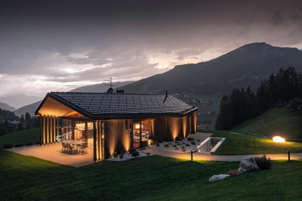 dom na wzgórzu z widokiem na góry w obiekcie Chalet L Piz Dolomites w mieście Selva di Val Gardena