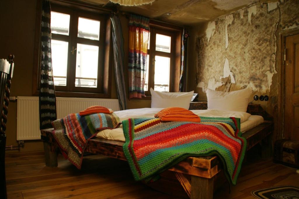 Postel nebo postele na pokoji v ubytování Exempel Schlafstuben und Quartier Langer Hals