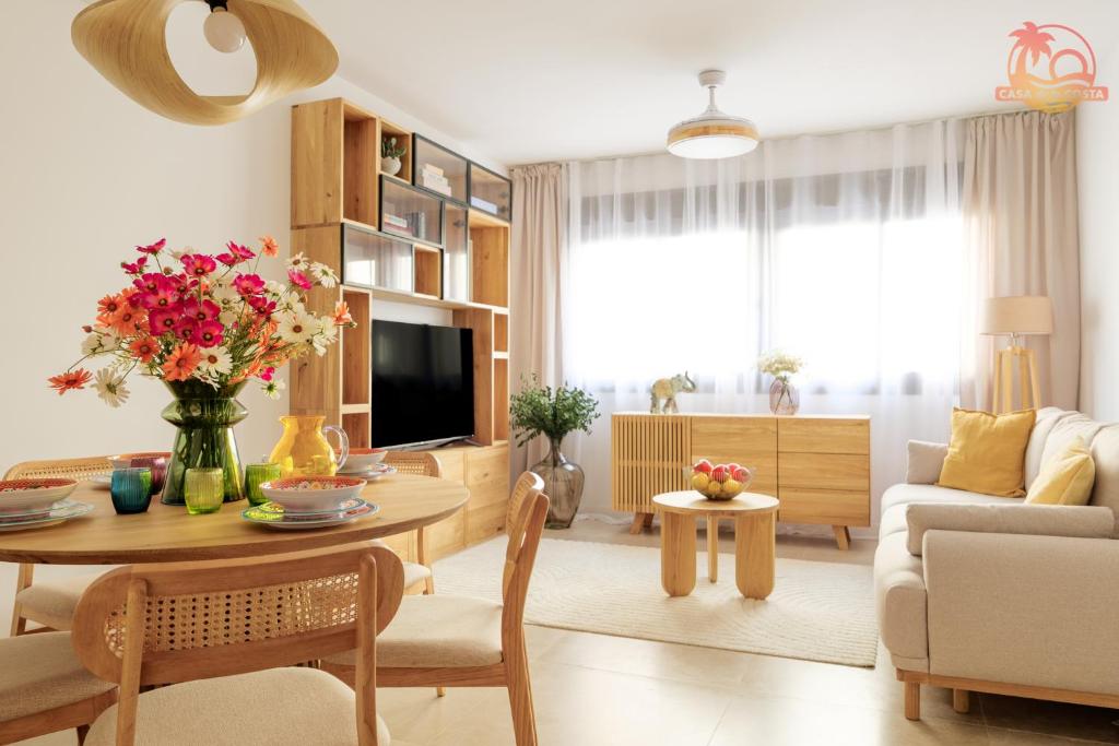 una sala de estar con una mesa y un sofá en Casa de la Costa - Pintor Clemente, en Santiago de la Ribera