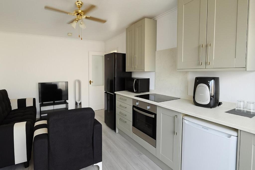 Kuchyň nebo kuchyňský kout v ubytování 3-Bed Bungalow-Garden and Free Parking