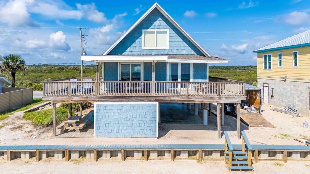 una casa con terraza en la playa en New Listing Our Twilight Beach Shack - 3 BR - 2 B, en Ponte Vedra Beach