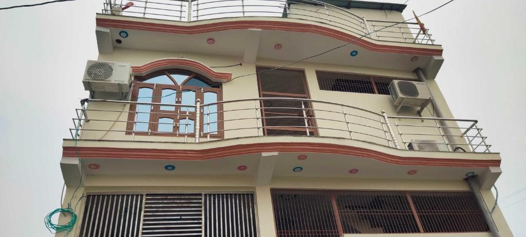 AyodhyaO Home Bhrat Vishram Grih Near Airport Ayodhya的带阳台和空调的建筑