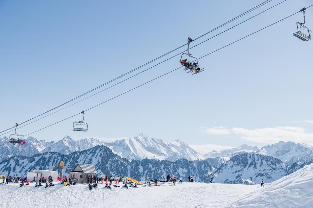 un gruppo di persone su un impianto di risalita nella neve di Le Refuge des Isards - Chalet familial a Cauterets