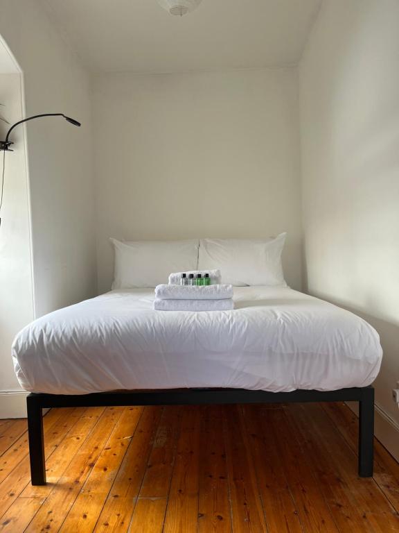 Ένα ή περισσότερα κρεβάτια σε δωμάτιο στο Converted Loft Apartment in Heart of the Old Town