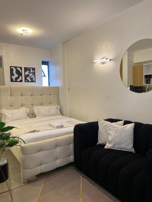 Una cama o camas en una habitación de TVHstays