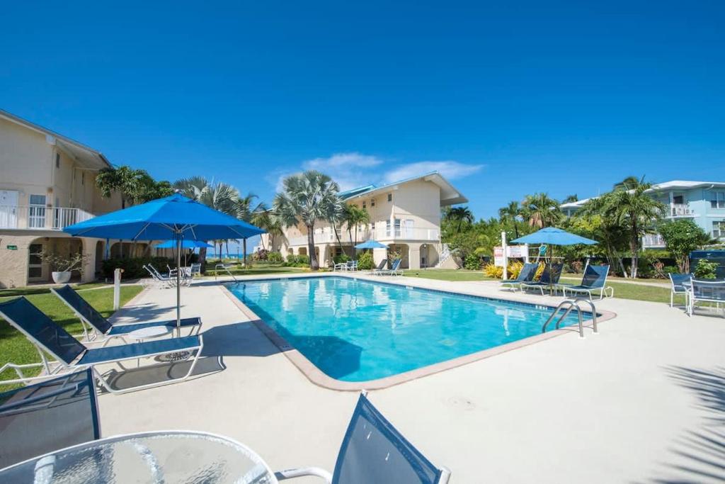 Πισίνα στο ή κοντά στο Cayman Reef Resort #6