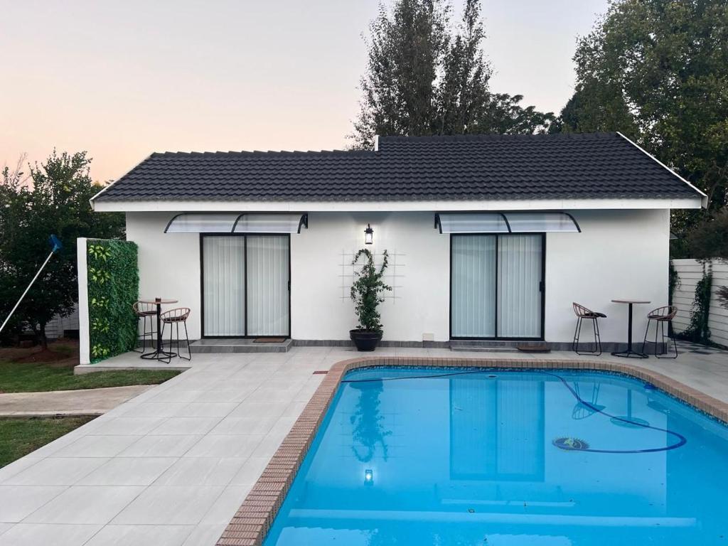una casa con piscina delante en Park Avenue, en Newcastle