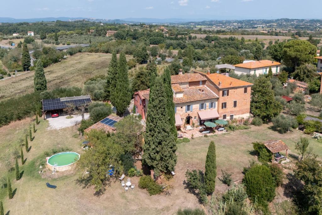 an aerial view of an estate with a house at Casa Ezio Marchi in Sinalunga