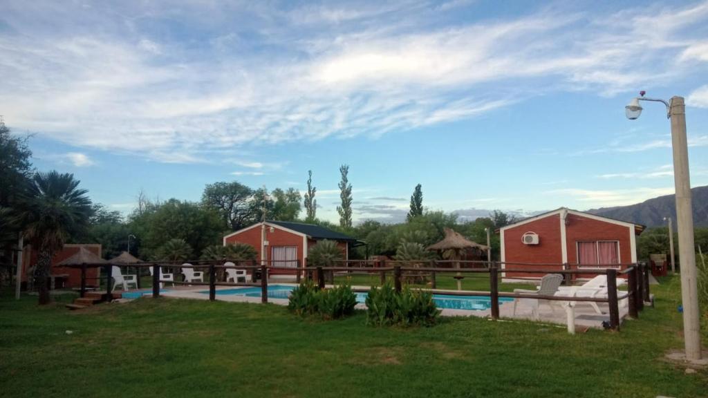 un resort con piscina e alcuni edifici di Cabañas Valle del Chutunzo a San Francisco del Monte de Oro