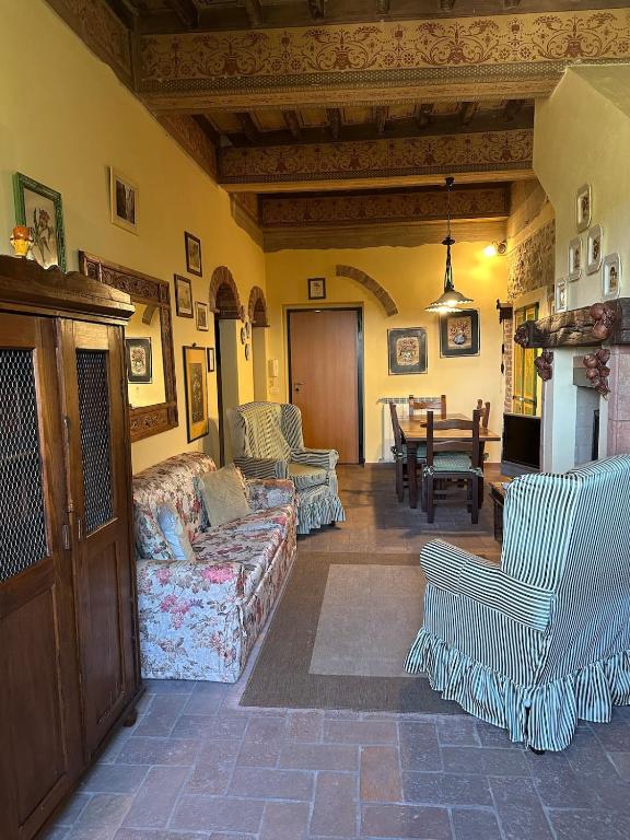 a living room with two couches and a table at La Casina di Pinutte in Campagnatico