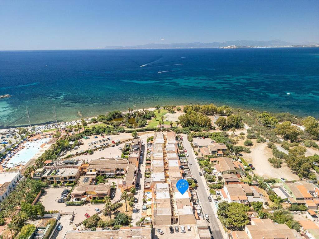 une vue aérienne d'une plage et de l'océan dans l'établissement Casa Anna, à Quartu Sant'Elena