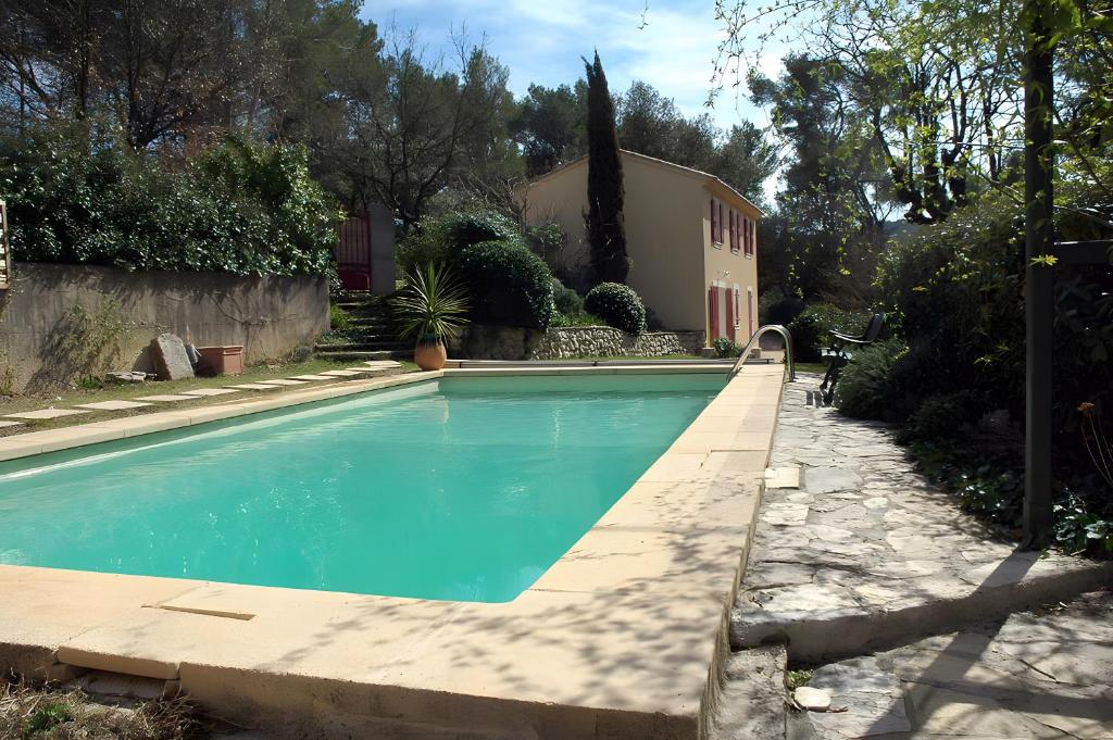 una piscina davanti a una casa di Lou Jas Dé Raféou - Gîte Raphaël a Tholonet