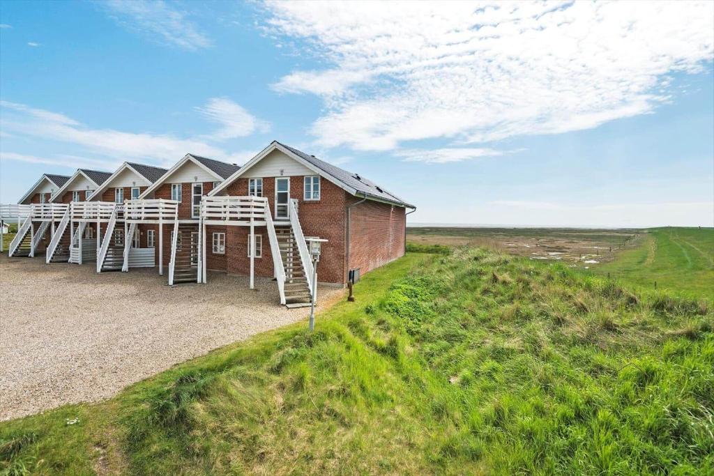 una fila de casas al lado de un campo en 0293-Romo-Vestergade-3-Ap-56, en Havneby