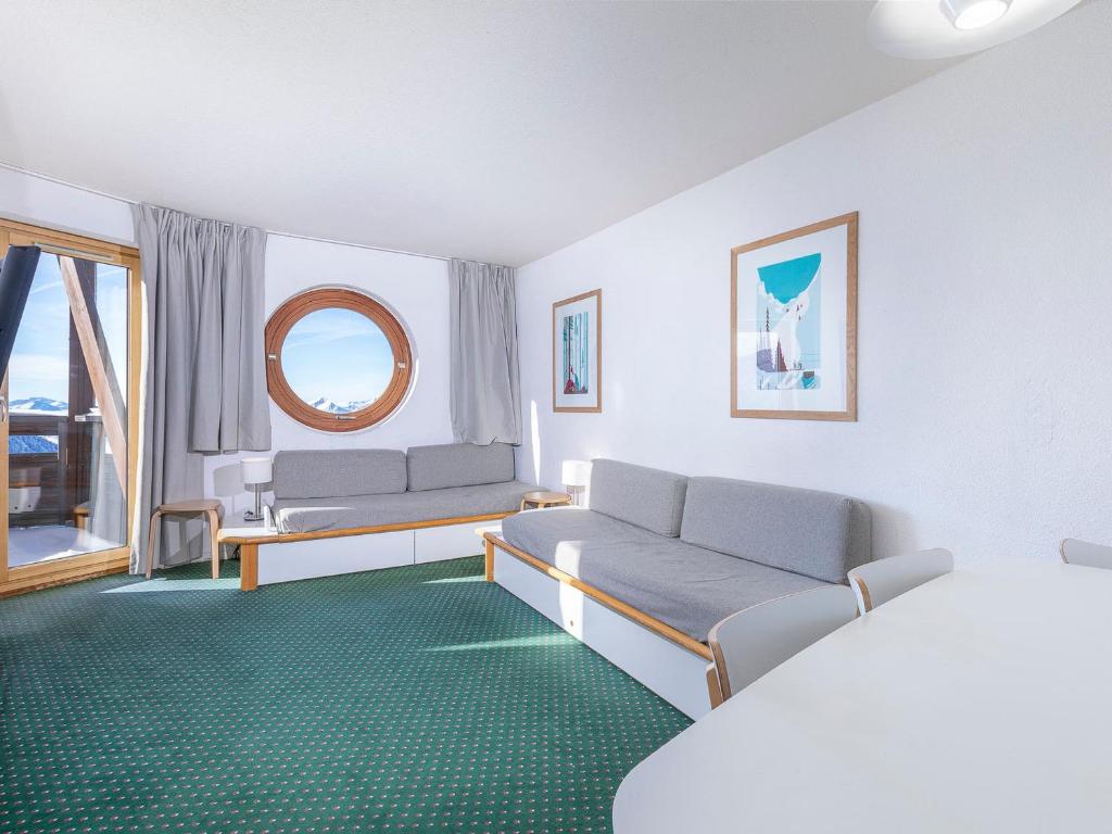 A seating area at Appartement 7 personnes avec balcon, WIFI et casier à skis - FR-1-314-244