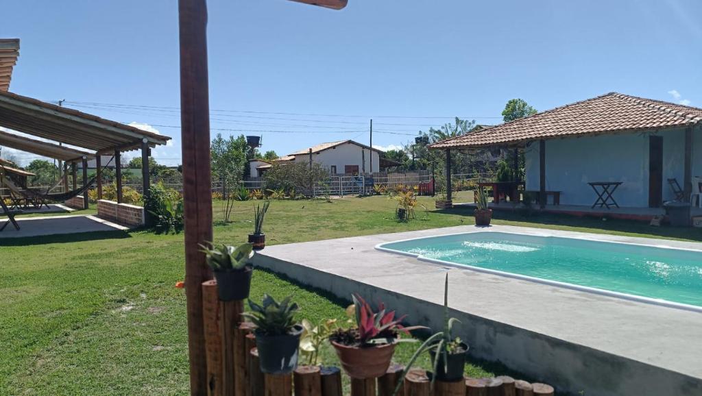 ein Hinterhof mit einem Swimmingpool und einem Haus in der Unterkunft Pousada Villa Esperança - Xandó - Caraíva BA in Caraíva