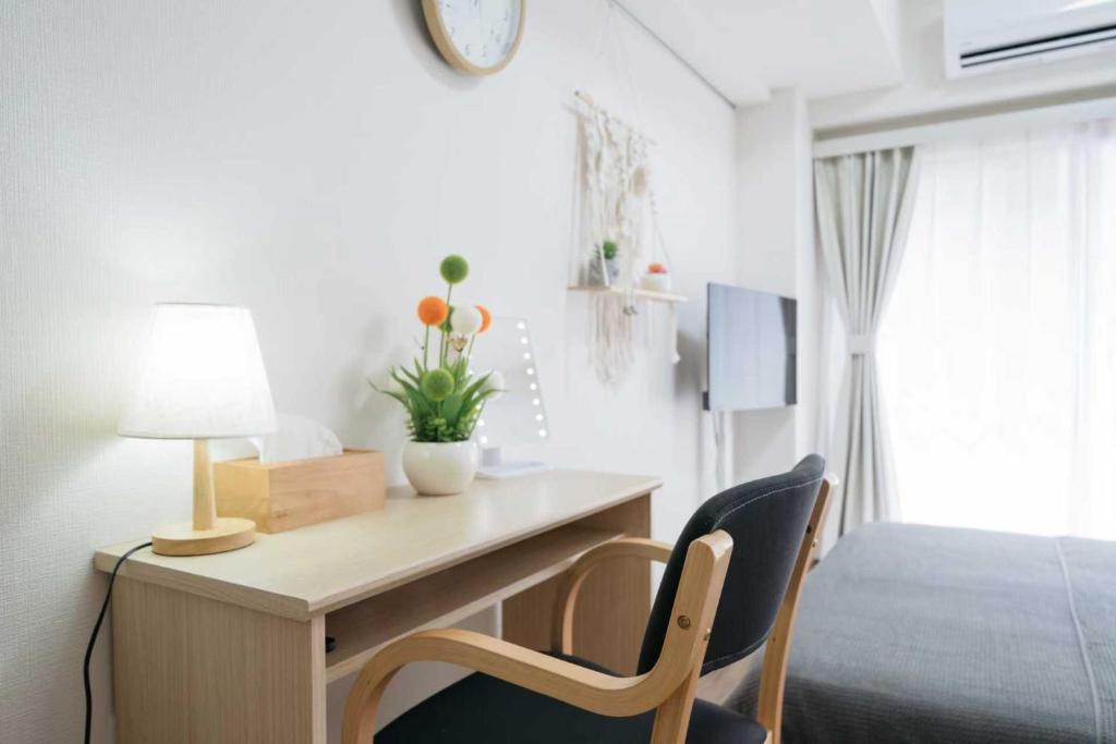 a desk with a lamp and a chair in a room at New 新宿306 步行至西新宿站9分钟 JR山手线新大久保15分 最多可容纳3人 适合一家三口 情侣入住 单人旅行 in Tokyo