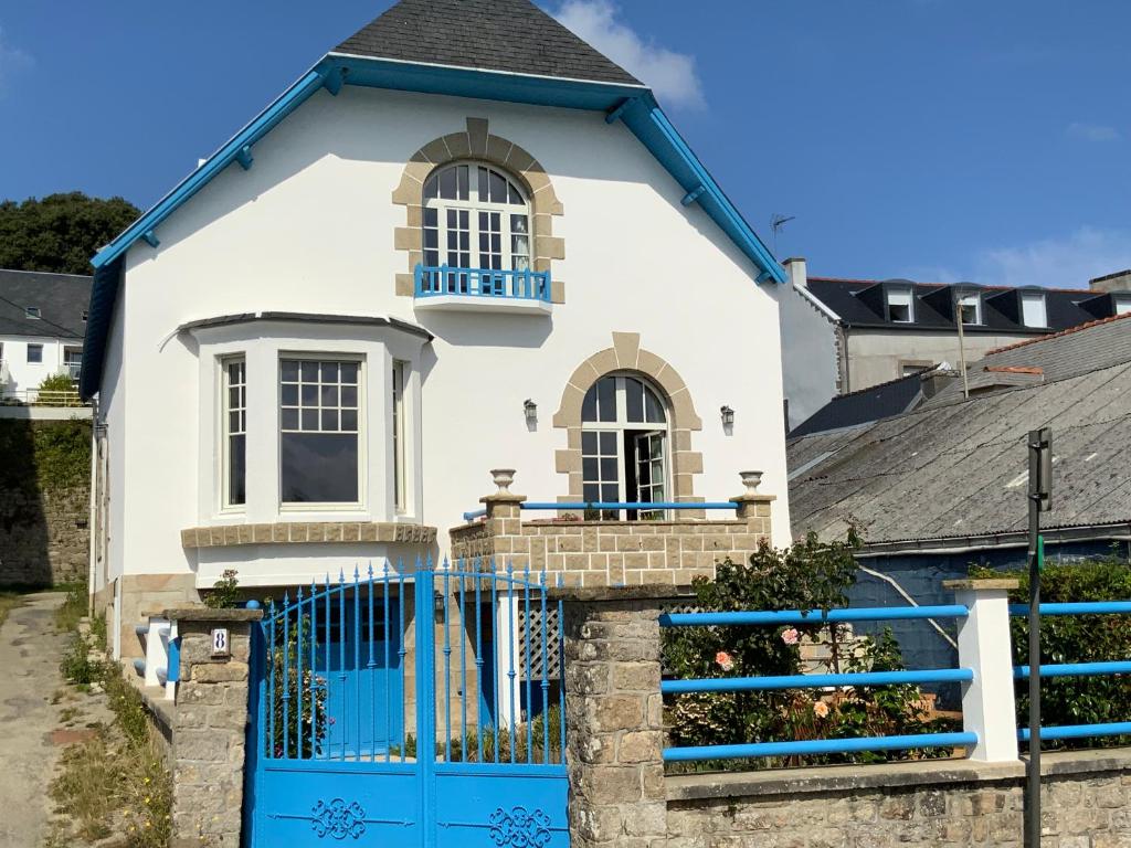 a white house with a blue gate at Maison du Homard Bleu in Audierne