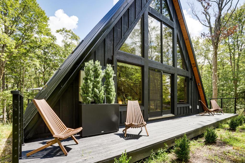 Taman di luar 1 Mi to Resort Beach Alpine Lake A-Frame!