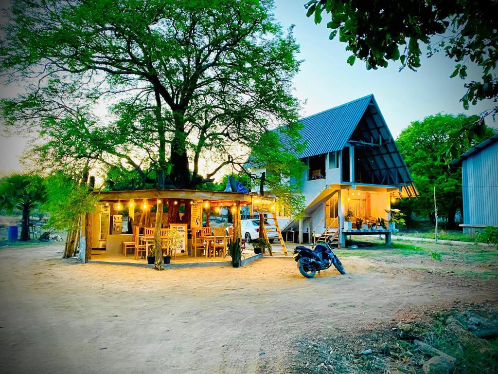 una casa con una motocicleta estacionada frente a ella en Lenama Wild Holiday Resort, en Panama