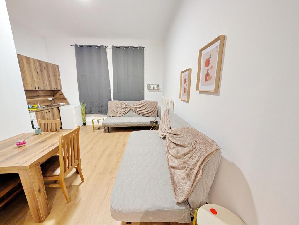 Spacious Apartment for Group Stays - 15 Min from Airport & City Center, 5 Min from Vienna Main-Bus Station EZ11