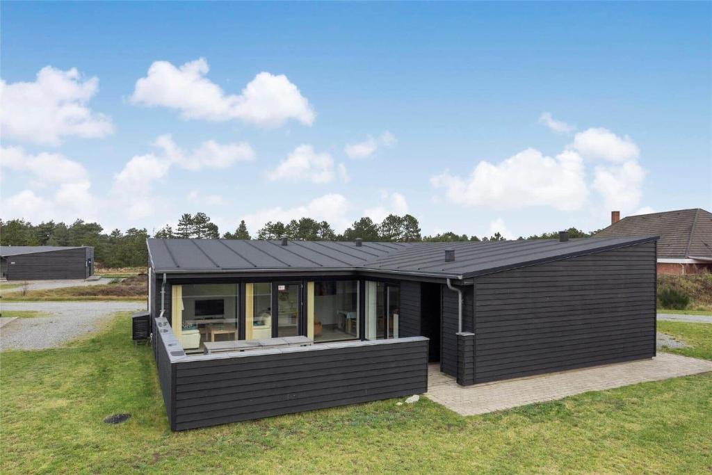 una casa nera con tetto nero di 0347-Romo-Vestergade-353 a Sønderby