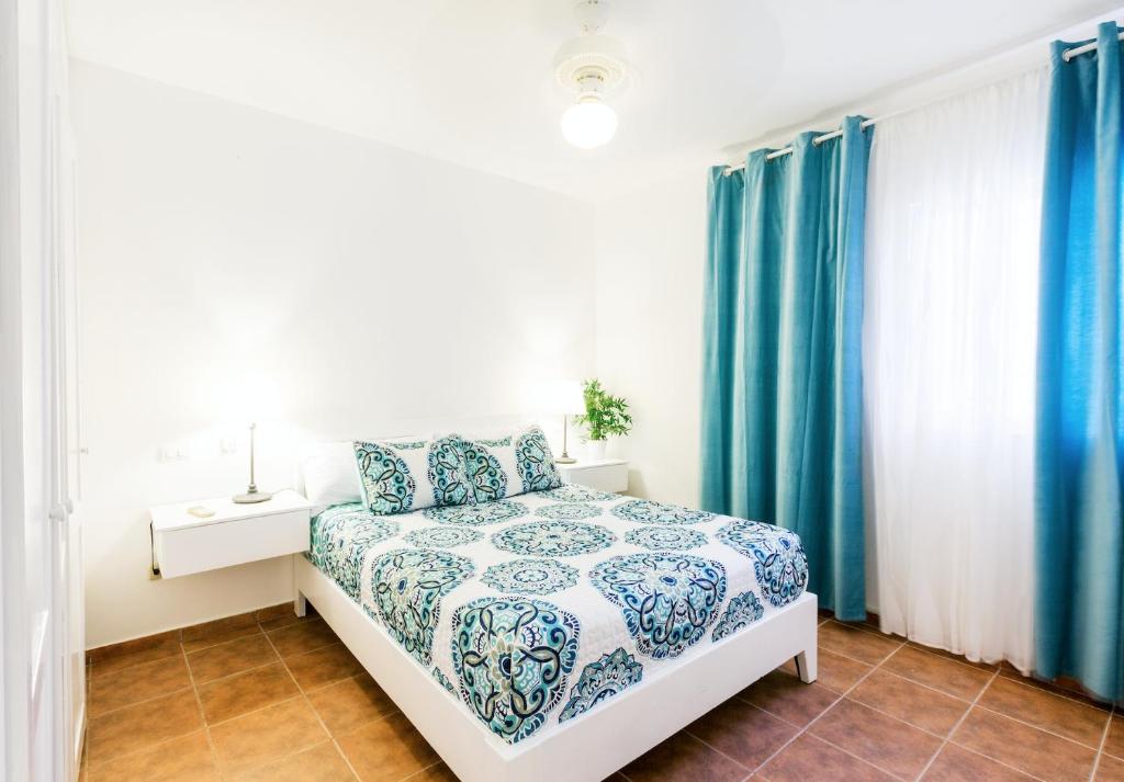 Postel nebo postele na pokoji v ubytování Beach Condo with pool access