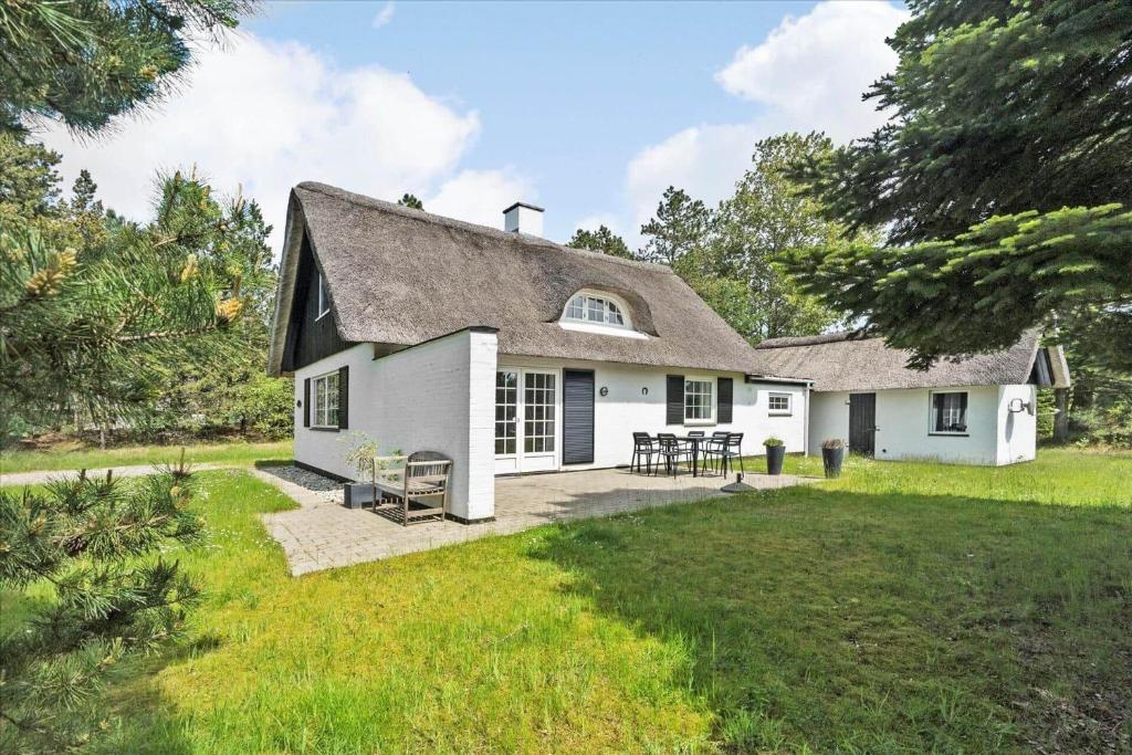 a white cottage with a gambrel roof at 0194-Romo-Rabjergvej-76 in Kongsmark