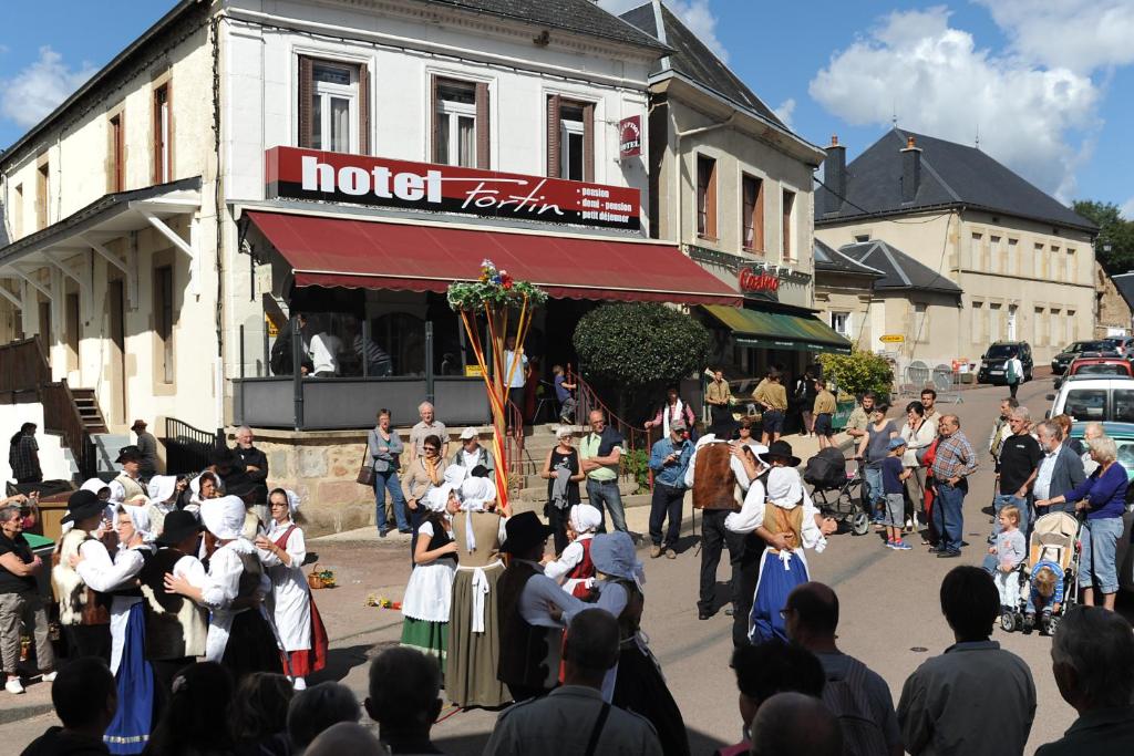 a group of people standing in front of a crowd at Hotel Fortin in Anost