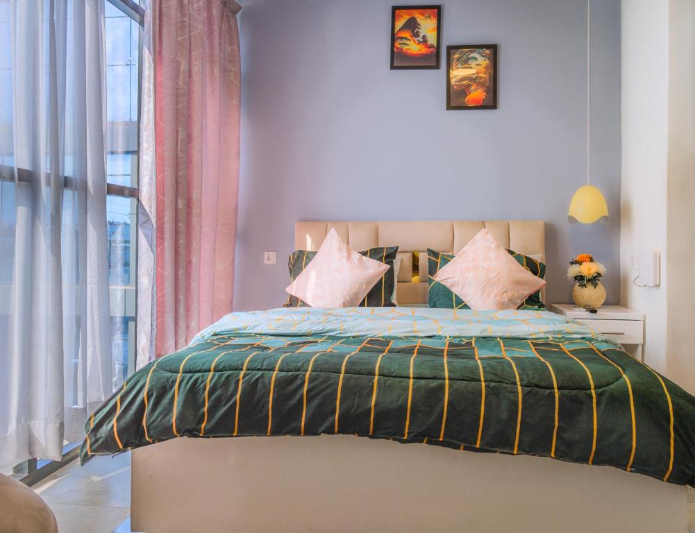 Postel nebo postele na pokoji v ubytování kinondoni loft apartments