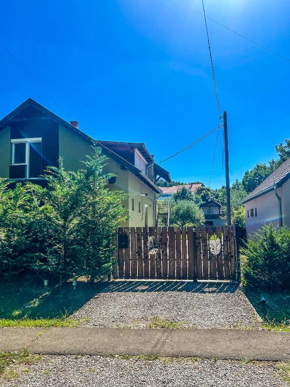 a fence in front of a house at PatakLak Vendégház in Orfű
