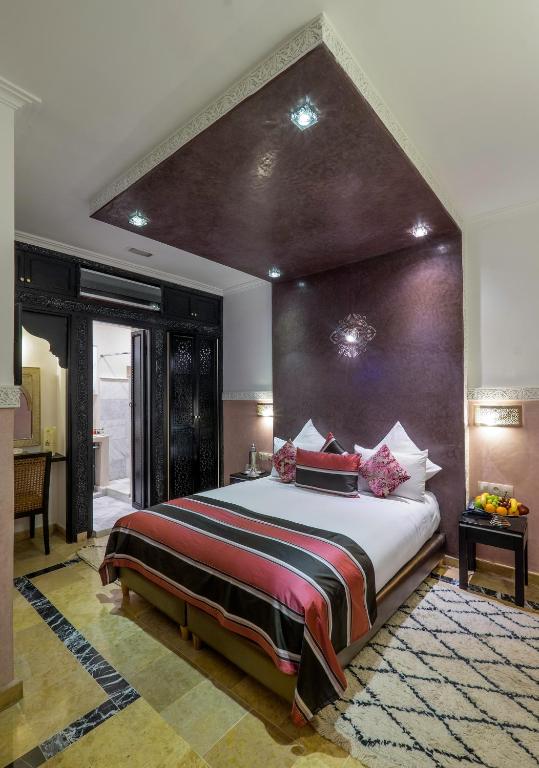 Postel nebo postele na pokoji v ubytování Riad Nesma Suites & Spa