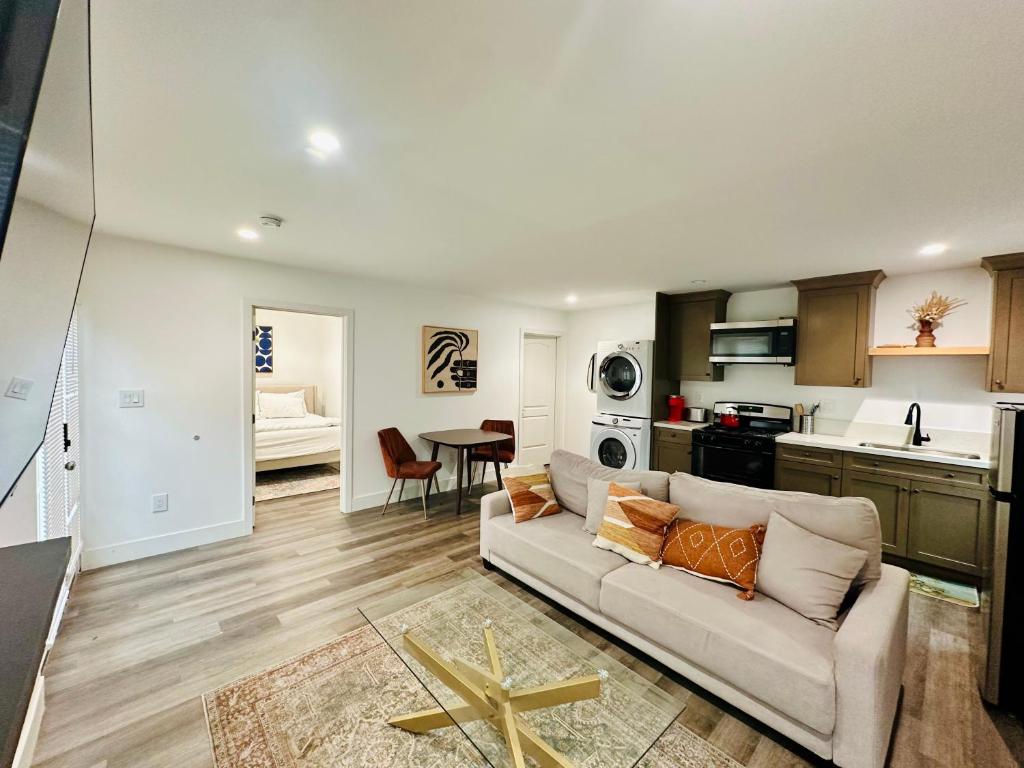 Η κουζίνα ή μικρή κουζίνα στο Modern LA Guest House