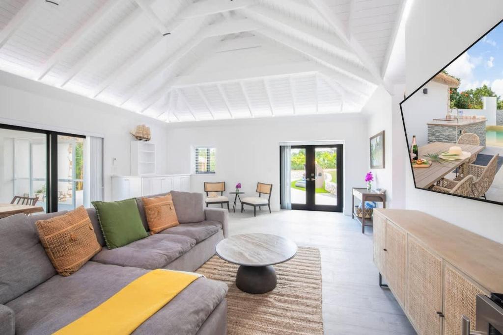 ein Wohnzimmer mit Sofa und Tisch in der Unterkunft The Mastic Cana Luxury Cottage in North Side