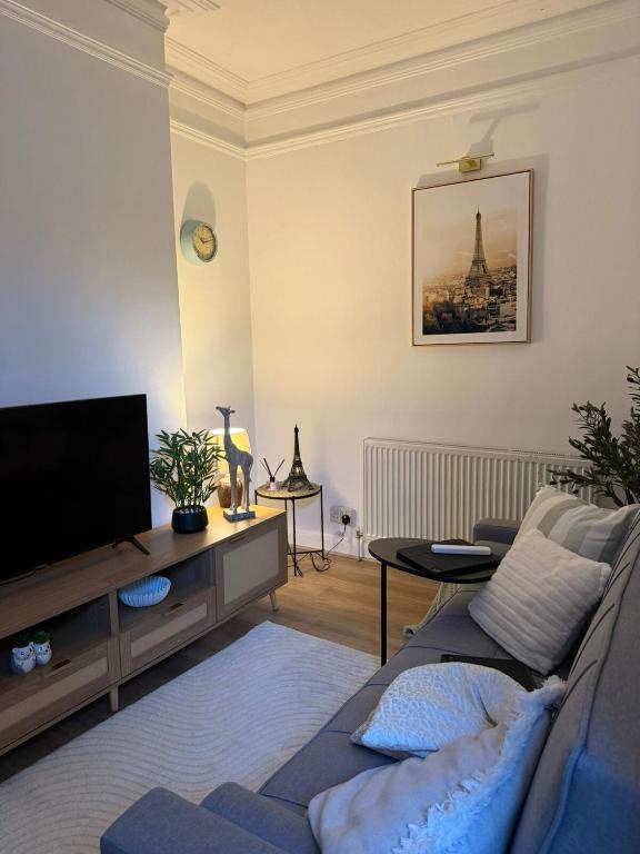 a living room with a couch and a tv at 3 Bed Near Coventry Arena, Contractor & Family Accommodation in Coventry