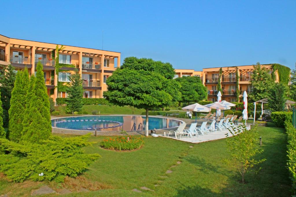 um resort com piscina e cadeiras e um edifício em Sozopoli Hills Apartments em Sozopol